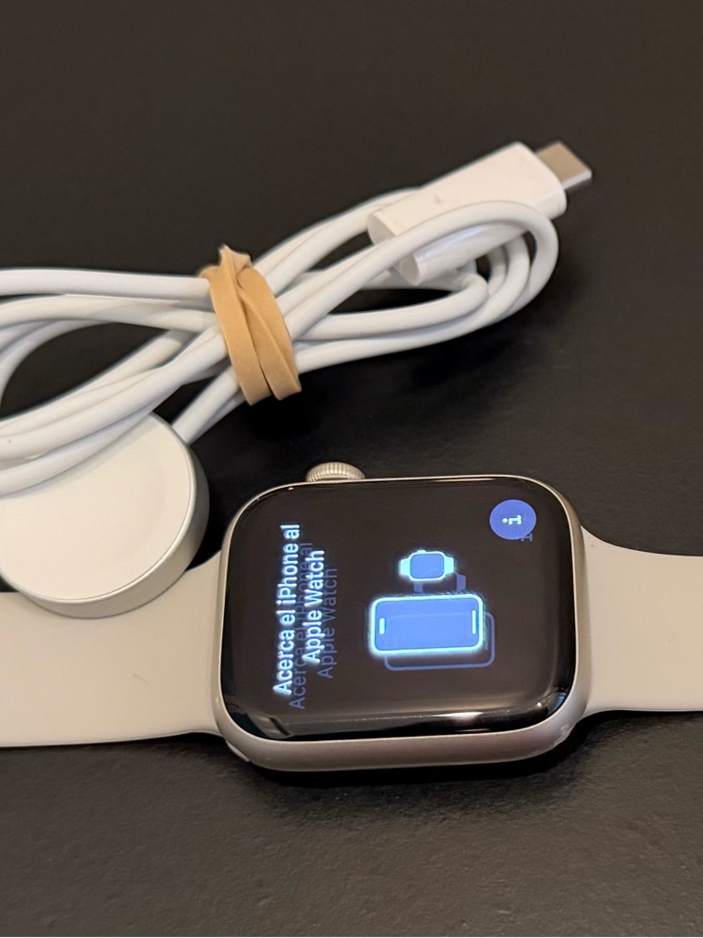 Apple Watch Series 8 LTE and GPS starlight Aluminum Case with grey Sport Band